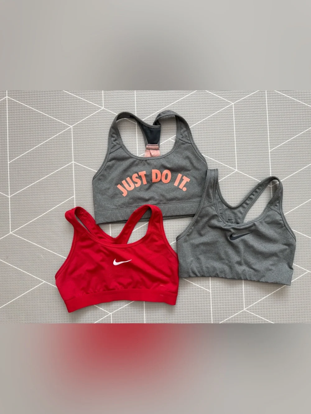 Nike|Women's Sports Bra Trio - Gray & Red•••JUST DO IT•••athleisure••••size smal